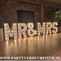 XL LED Licht Letters (100cm) MR & MRS €180,00